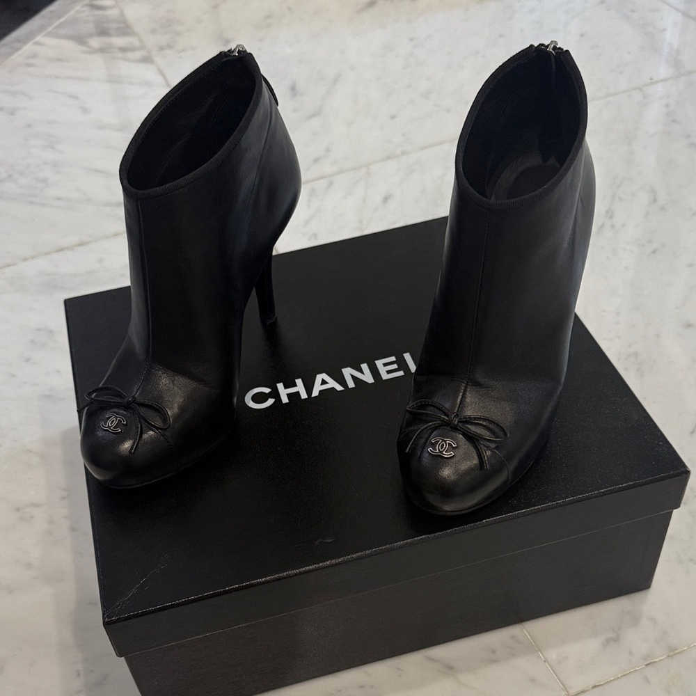 💯 authentic CHANEL Black Heeled Ankle Boots